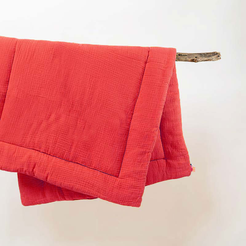 edredon rouge en coton biologique papate 65x120 lit fraise